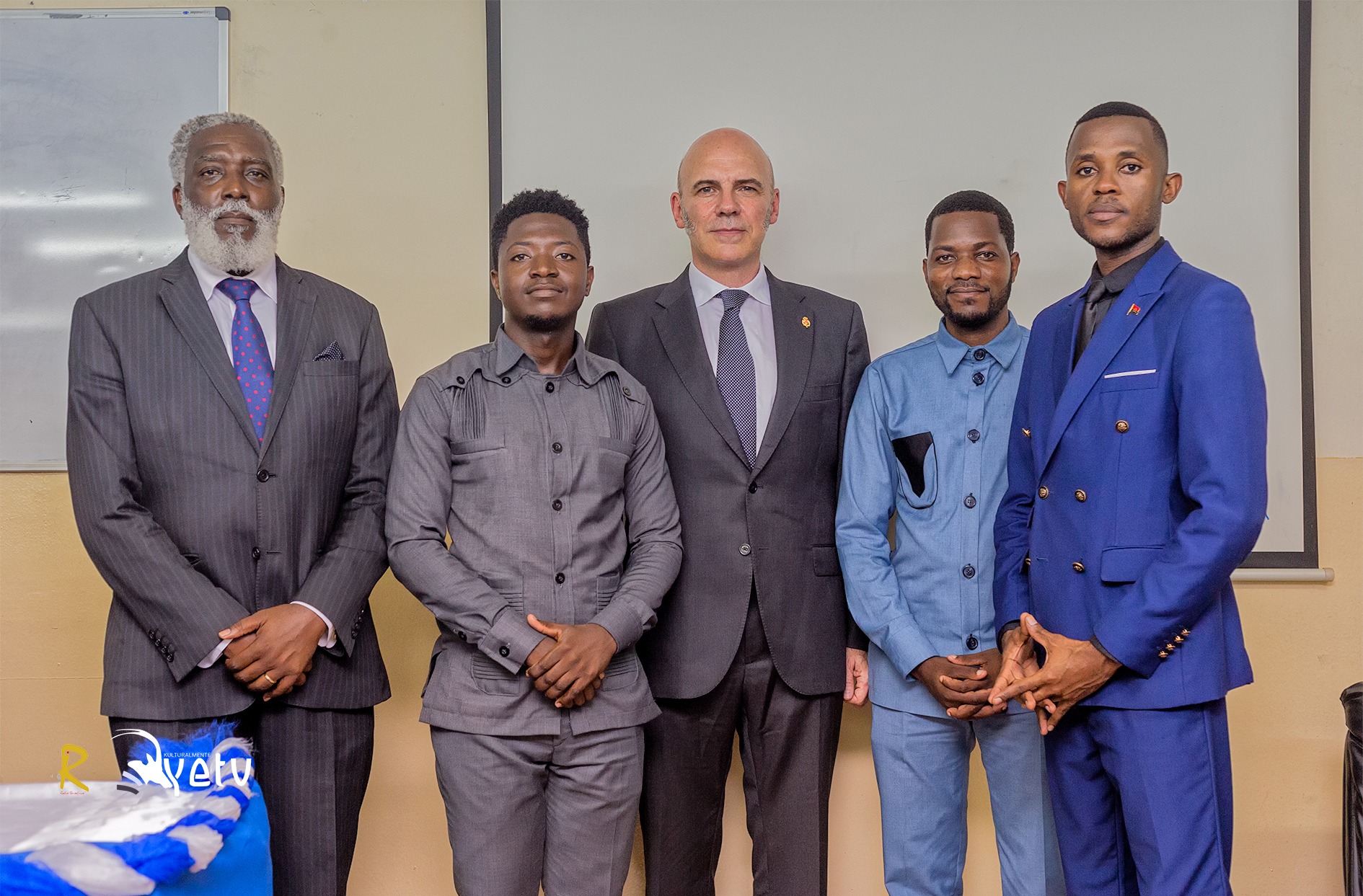 Esq. para Dir: Hergino Levi Mendes Paiva - Director Kulturalmente Yetu; Abraão Pharya - Artista, Frigdiano Álvaro Durántez Prados - Director Cátedra FUNIBER de Estudos Iberoamericanos e da Iberofonia; Paytto Yamale - Professor; Bernardo Chissende - Director Rede Iberoáfrica