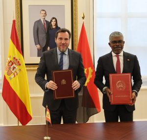(Esq), Óscar Puente Santiago - Min. Transportes Espanha; (Dir), Ricardo D'Abreu - Min. Transportes Angola